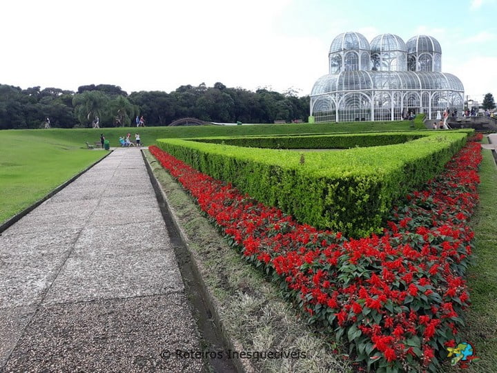 Revitalizado, estacionamento do Jardim Botânico, em Curitiba, é liberado