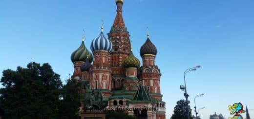 , com o corpo do soldado que pereceu diante do ponto mais próximo a Moscou alcançado pelos nazistas